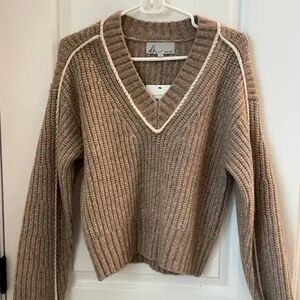 dh NEW YORK Ribbed V-Neck Sweater in Tan